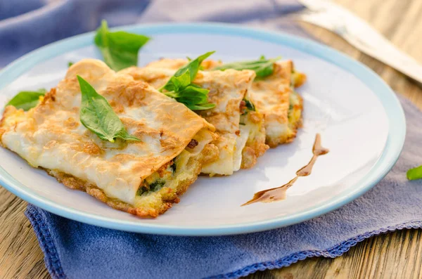 Gebakken Lavash Roll Met Kwark Spinazie Kruiden Een Bord Rechtenvrije Stockfoto's