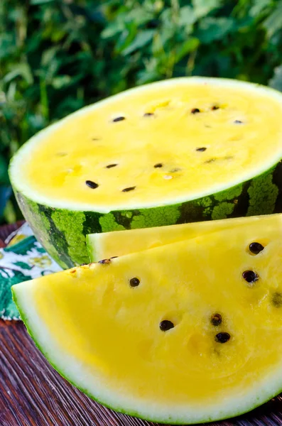 Watermeloen Met Gele Pulp Snijd Stukjes Bessen Een Houten Tafel — Stockfoto