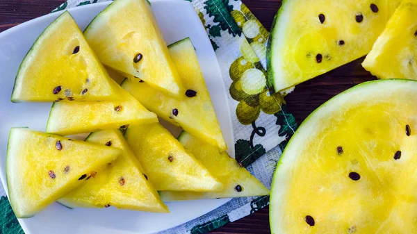 Pastèque Pulpe Jaune Morceaux Baies Tranchés Sur Une Table Bois — Photo