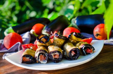 Atıştırmalık, domates ve sarımsaklı patlıcan rulosu.