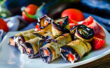 Atıştırmalık, domates ve sarımsaklı patlıcan rulosu.