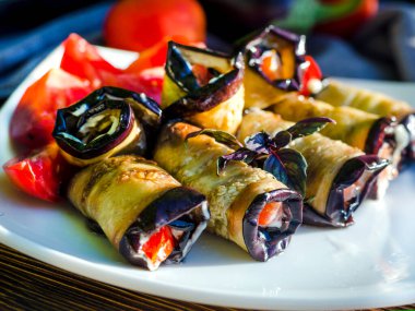 Atıştırmalık, domates ve sarımsaklı patlıcan rulosu.