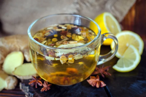 Исцеление Травяной Чай Чашке Лимоном Медом Имбирем Темном Фоне — стоковое фото