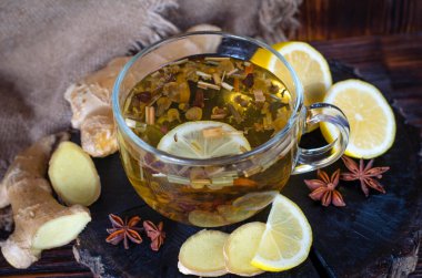 Limonlu, ballı ve zencefilli bir fincanda şifalı bitki çayı.