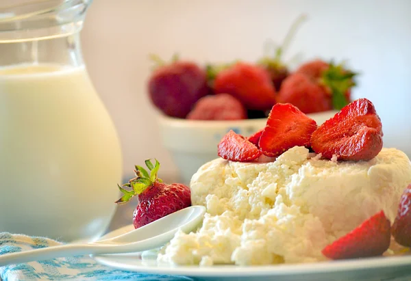 tatlı süzme peynir ve çilek.
