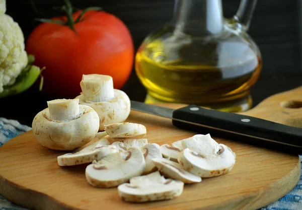 Помидоры грибов цветная капуста и подсолнечное масло — стоковое фото