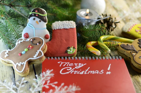Weihnachtssüßigkeiten und Weihnachtsgrüße — Stockfoto
