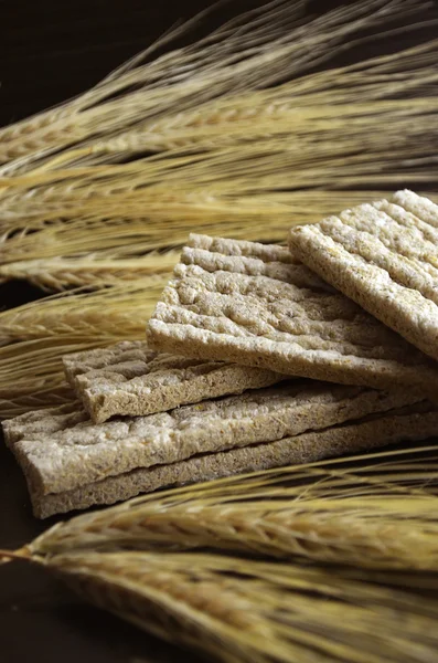 Pão de dieta e orelhas de trigo — Fotografia de Stock