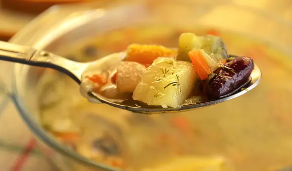 Uma colher de sopa de legumes — Fotografia de Stock