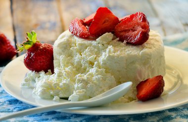 tatlı süzme peynir ve çilek.