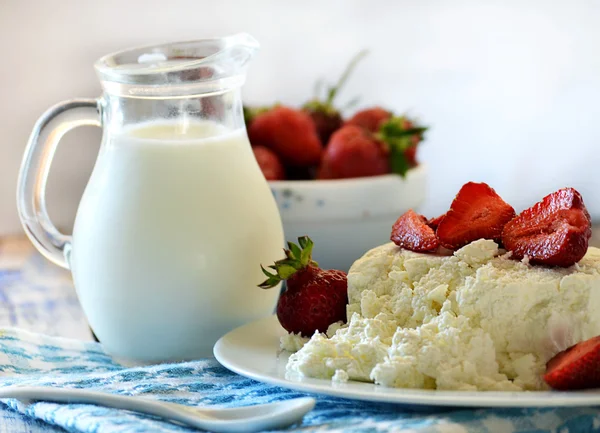tatlı süzme peynir ve çilek.