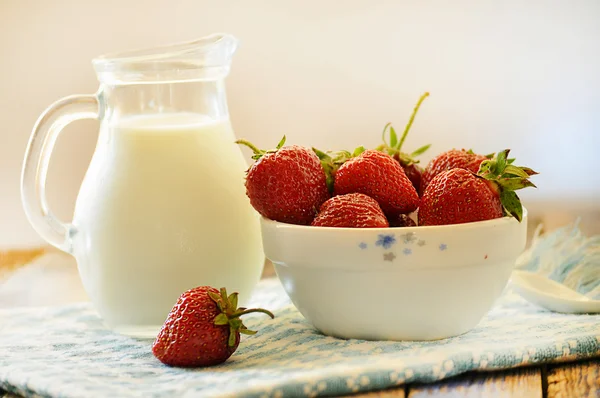 Dessert da fiocchi di latte e fragole . — Foto Stock