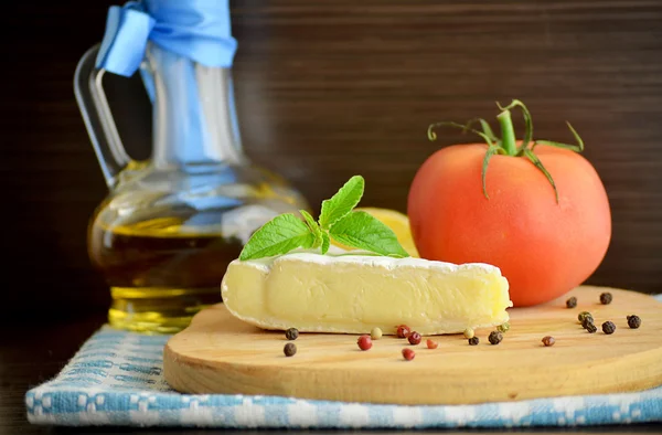 Brie de queso sobre un fondo oscuro —  Fotos de Stock