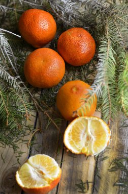 mandalina ve köknar dalı