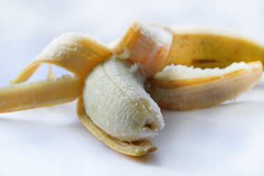 Taze soyulmuş yarım muz