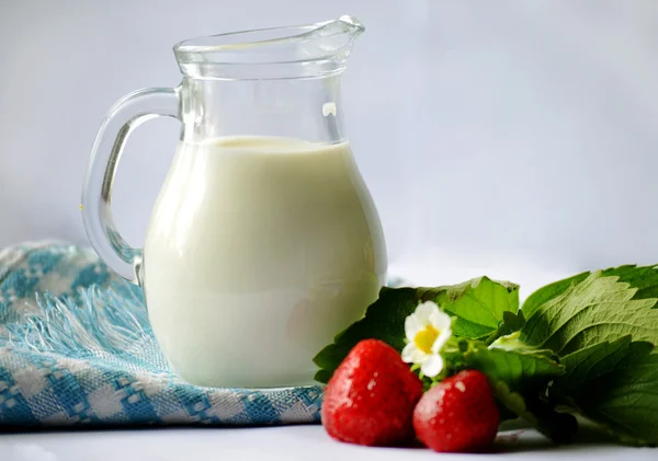 Молоко и клубника на белом фоне — стоковое фото