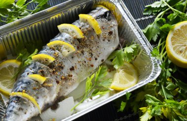 Uskumru pişirme için hazırdır