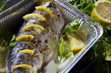 Uskumru pişirme için hazırdır