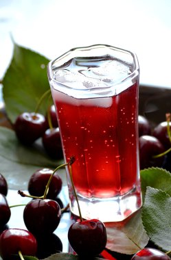 Kiraz suyu ve kiraz