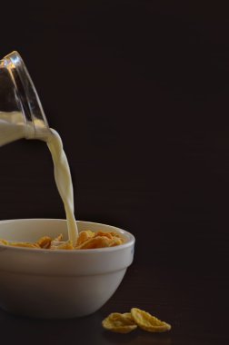 Mısır gevreği ve bir bardak taze süt 