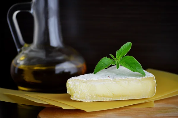 Brie di formaggio su sfondo scuro — Foto Stock