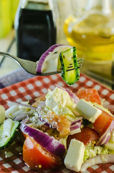 Grekisk sallad med sesamfrön — Stockfoto
