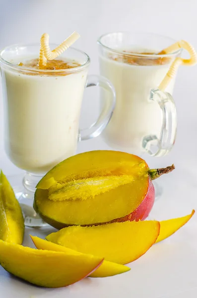 Yoghurt met mango en kaneel — Stockfoto