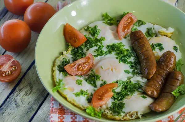 Desayuno - huevos revueltos con tomates y verduras — Foto de Stock