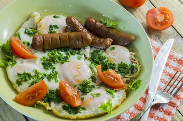 Desayuno - huevos revueltos con tomates y verduras — Foto de Stock