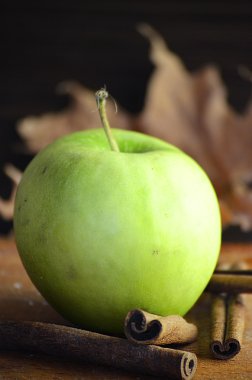 Olgun yeşil elma tarçın ile