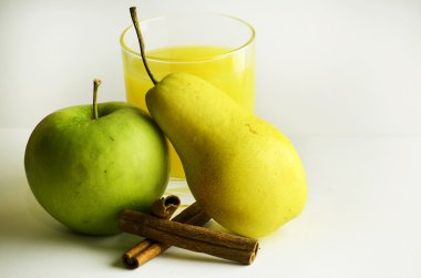 Armut elma tarçın sopa ve meyve suyu