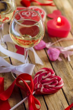 tatlı kalpleri arka plan üzerinde şarap