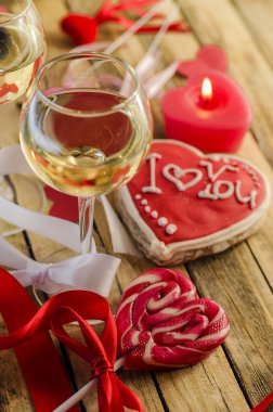 tatlı kalpleri arka plan üzerinde şarap