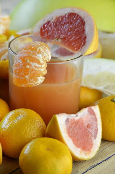 Jeruk yang berbeda buah dan jus — Stok Foto