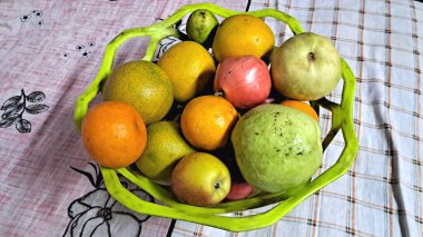 Bir sepet dolusu renkli taze meyve..