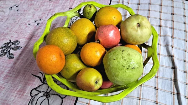 Bir sepet dolusu renkli taze meyve..