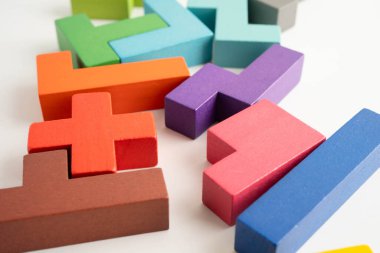 Mantıksal düşünme ve problem çözme problemi yaratıcı iş, ahşap bulmaca geometrik blok şekli.
