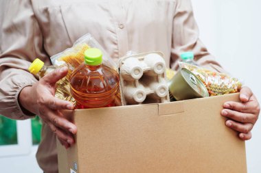 Gönüllülere yardım etmek için bağış kutusundaki yiyecekler..