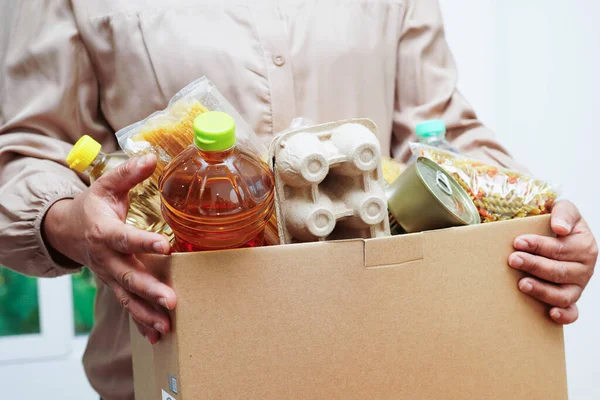 Gönüllülere yardım etmek için bağış kutusundaki yiyecekler..