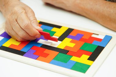 Asyalı yaşlı bir kadın, geliştirme oyunu oynuyor..