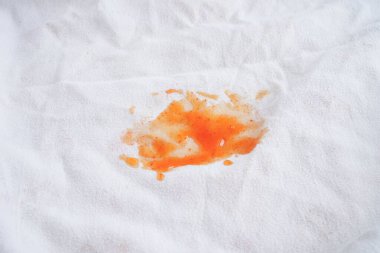 Kirli baharatlı sos lekesi. Çamaşır deterjanıyla yıkamak, ev işlerini temizlemek için..