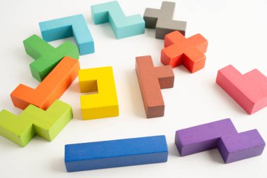 Mantıksal düşünme ve problem çözme problemi yaratıcı iş, ahşap bulmaca geometrik blok şekli.