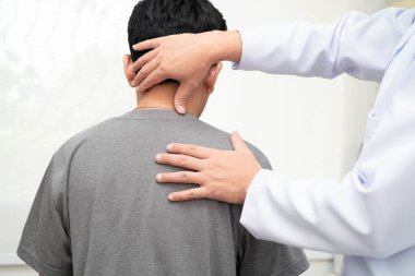 Fizik tedavi, Asyalı terapist tedavisi. Genç adam hastanede acı çekiyor..