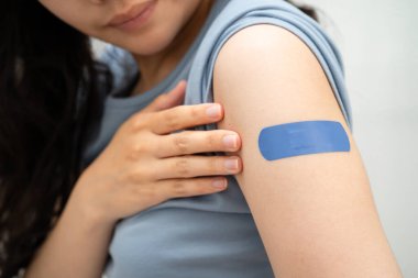 HPV, insan papillomavirus, mavi bandajlı aşı olan Asyalı genç kadın..