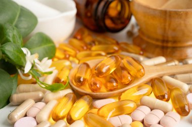 Alternatif ilaç bitkisel organik kapsül E omega 3 vitamini balık yağı, mineral, bitki yapraklı ilaç sağlıklı yaşam için doğal destek.