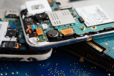 Not defteri, elektronik, bilgisayar donanımı ve teknolojisinin devre ana paneli onarılıyor ve güncelleniyor.