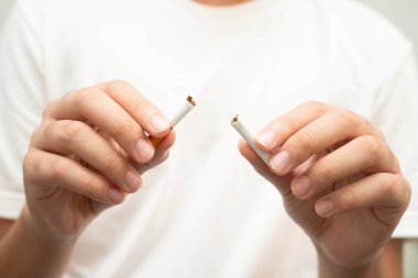 Sigarayı bırak, Asyalı genç adam kırıyor sigarayı yok et.