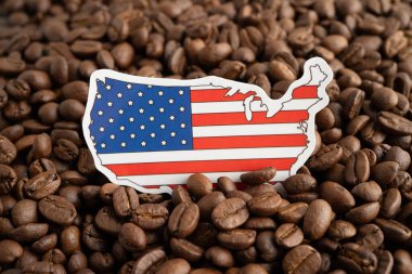 Amerikan bayrağı kahve çekirdekleri üzerinde, İnternet üzerinden gıda ihracatı veya ithalatı için alışveriş.