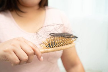 Asyalı kadınların tarak fırçasına eklenen uzun saç kaybıyla ilgili sorunları var..