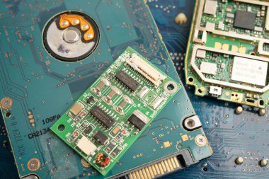 Not defteri, elektronik, bilgisayar donanımı ve teknolojisinin devre ana paneli onarılıyor ve güncelleniyor.